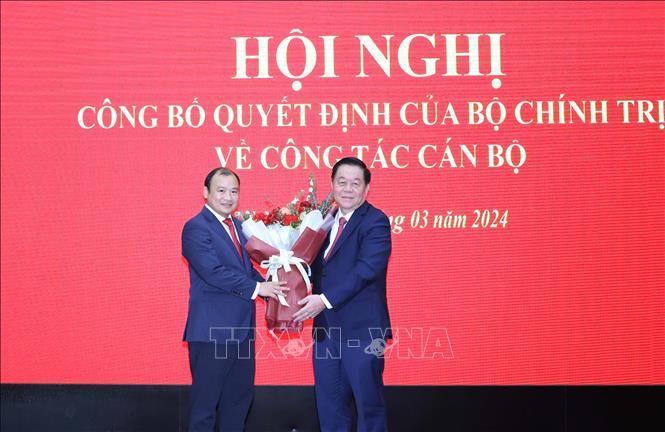 Đồng chí Nguyễn Trọng Nghĩa, Bí thư Trung ương Đảng, Trưởng Ban Tuyên giáo Trung ương chúc mừng đồng chí Lê Hải Bình. Ảnh: Phương Hoa - TTXVN
