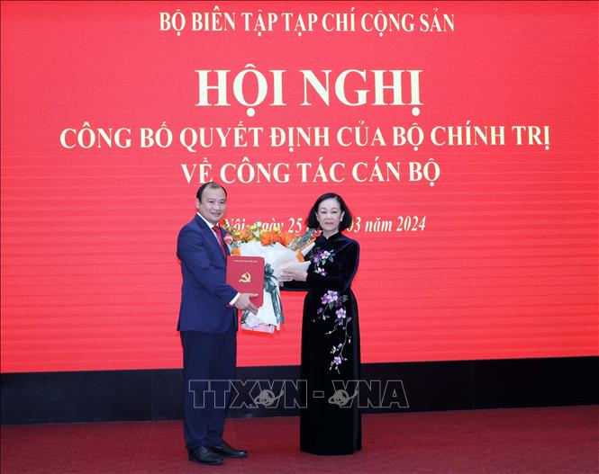 Đồng chí Trương Thị Mai, Ủy viên Bộ Chính trị, Thường trực Ban Bí thư, Trưởng Ban Tổ chức Trung ương trao Quyết định của Bộ chính trị cho đồng chí Lê Hải Bình. Ảnh: Phương Hoa - TTXVN