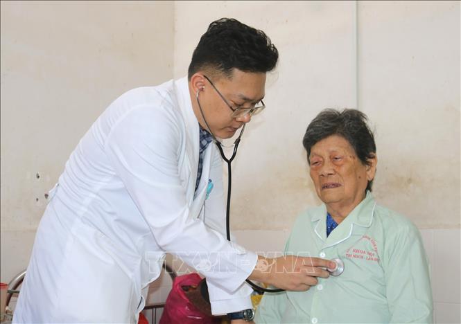 Bác sĩ Lê Duy thăm khám cho người bệnh tại Khoa Nội tim mạch – Lão học Bệnh viện Đa khoa tỉnh Phú Yên. Ảnh: Tường Quân – TTXVN
