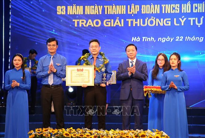 Bác sĩ Lê Duy được Trung ương Ðoàn trao Giải thuởng Lý Tự Trọng năm 2024. Ảnh: TTXVN phát