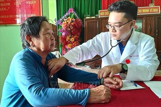 Bác sĩ Lê Duy khám bệnh miễn phí cho bệnh nhân nghèo miền núi tỉnh Phú Yên. Ảnh: TTXVN phát

