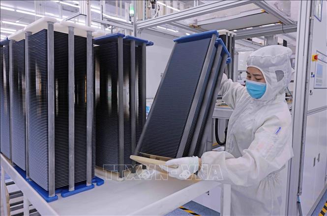 Sản xuất tấm tế bào quang điện tại nhà máy Trina Solar. Ảnh: Trần Việt - TTXVN