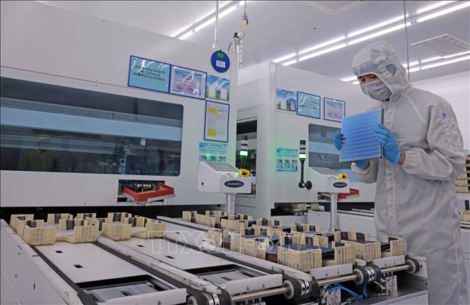 Sau 2 giai đoạn đầu tư 478 triệu USD, Tập đoàn Trina Solar dự kiến triển khai giai đoạn 3 với mức đầu tư dự kiến 420 triệu USD. Đây là mức đầu tư lớn nhất của Tập đoàn này tại nước ngoài trong lĩnh vực quang điện. Ảnh: Trần Việt - TTXVN