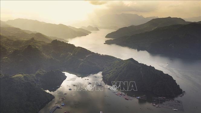 Dòng Đà Giang dưới ánh hoàng hôn như một dải lụa vàng hùng vỹ mà mềm mại nên thơ. Ảnh: Trọng Đạt - TTXVN