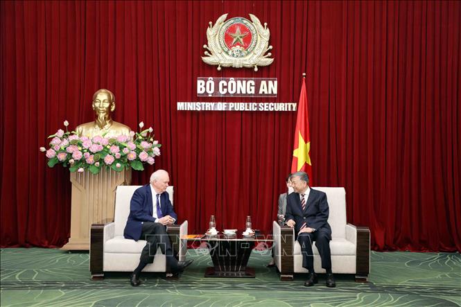 Đại tướng, GS.TS Tô Lâm, Bộ trưởng Bộ Công an tiếp Giáo sư Thomas J. Vallely, Cố vấn cấp cao của trường Harvard Kennedy, thuộc Đại học Harvard (Hoa Kỳ). Ảnh: Phạm Kiên - TTXVN
