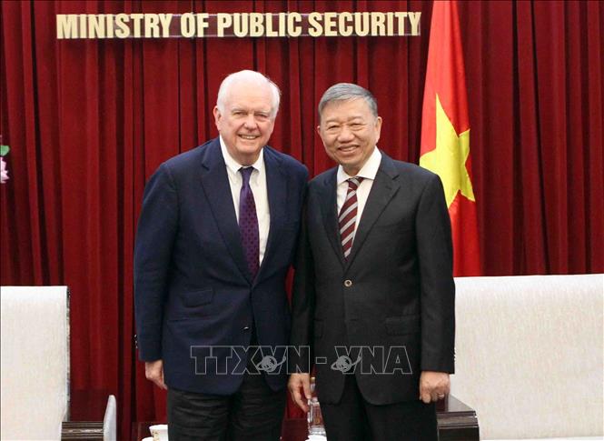 Đại tướng, GS.TS Tô Lâm, Bộ trưởng Bộ Công an tiếp Giáo sư Thomas J. Vallely, Cố vấn cấp cao của trường Harvard Kennedy, thuộc Đại học Harvard (Hoa Kỳ). Ảnh: Phạm Kiên - TTXVN
