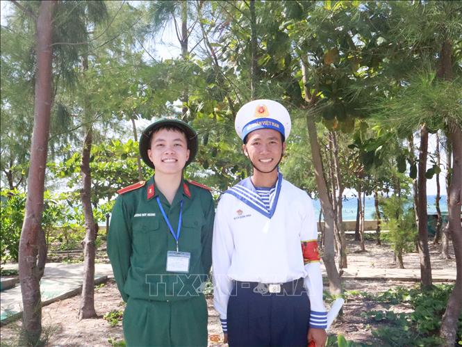 Thượng sĩ Dương Huy Hoàng (bên trái) trong hải trình 