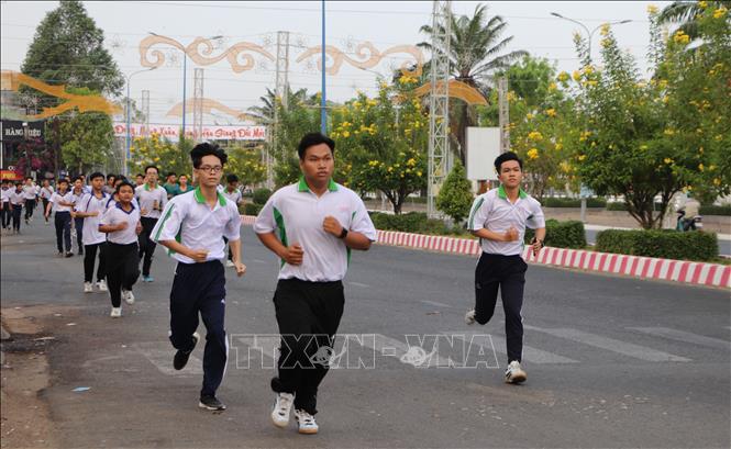 Đông đảo học sinh, người dân tham gia Ngày chạy Olympic. Ảnh: Hồng Thái - TTXVN