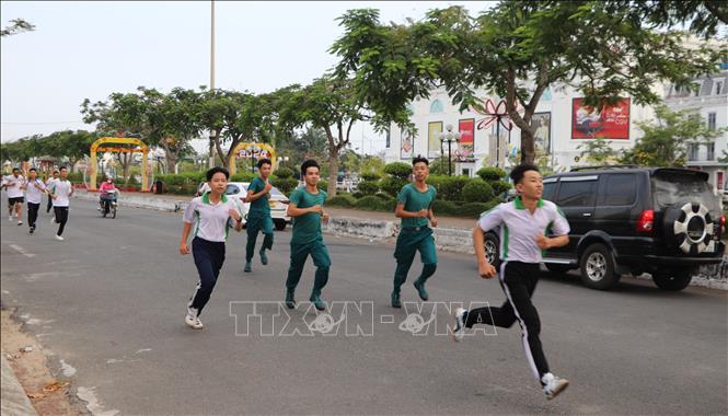 Đông đảo học sinh, người dân tham gia Ngày chạy Olympic. Ảnh: Hồng Thái - TTXVN