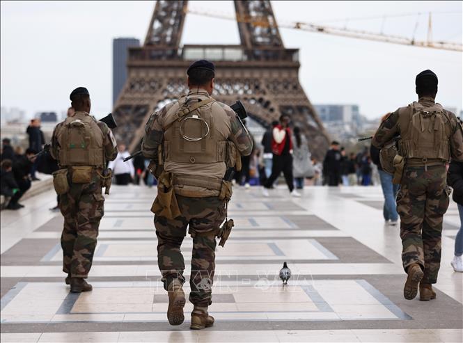 Binh sĩ Pháp tuần tra trên quảng trường Trocadero ở thủ đô Paris ngày 25/3/2024. Ảnh: THX/TTXVN