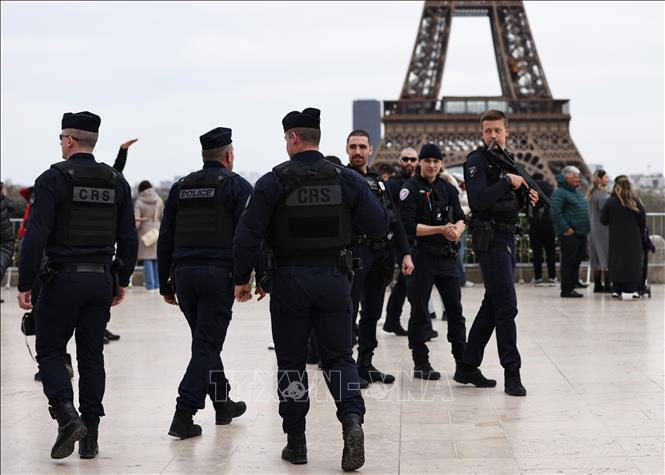 Cảnh sát Pháp tuần tra trên quảng trường Trocadero ở thủ đô Paris ngày 25/3/2024. Ảnh: THX/TTXVN