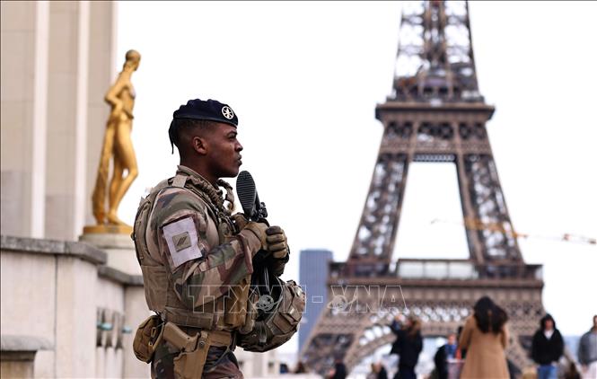 Binh sĩ Pháp tuần tra trên quảng trường Trocadero ở thủ đô Paris ngày 25/3/2024. Ảnh: THX/TTXVN