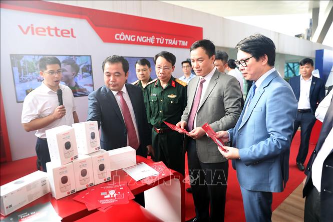 Các đại biểu tham quan, trải nghiệm các gian hàng trưng bày các sản phẩm, giải pháp chuyển đổi số. Ảnh: Mạnh Tú - TTXVN