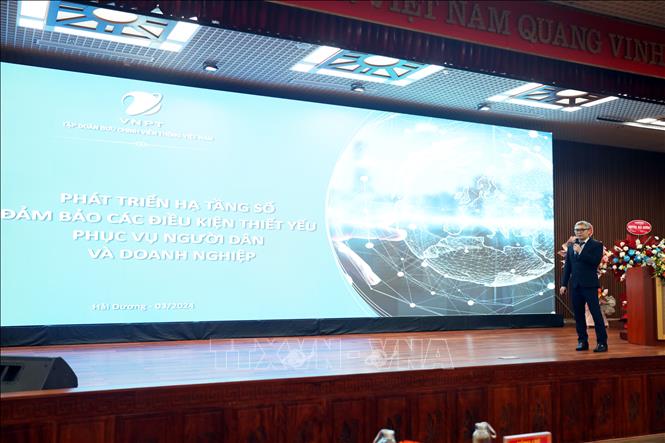 Đại diện Tập đoàn VNPT trình bày giải pháp “Phát triển hạ tầng số đảm bảo các điều kiện thiết yếu phục vụ người dân và doanh nghiệp”. Ảnh: Mạnh Tú - TTXVN