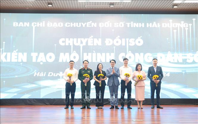Trong ảnh: Tặng hoa, tri ân các doanh nghiệp đồng hành, hỗ trợ tỉnh Hải Dương trong quá trình chuyển đổi số. Ảnh: Mạnh Tú - TTXVN