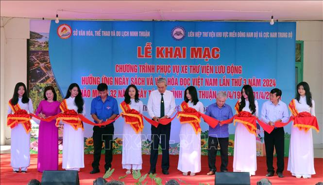 Lãnh đạo tỉnh Ninh Thuận và lãnh đạo thư viện các tỉnh khu vực miền Đông Nam bộ và cực Nam Trung bộ cắt băng khai mạc phục vụ xe thư viện lưu động hưởng ứng Ngày Sách và Văn hóa đọc Việt Nam lần thứ 3 năm 2024. Ảnh: Công Thử - TTXVN