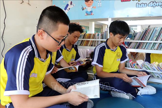 Các em học sinh của thành phố Phan Rang-Tháp Chàm được tham khảo, đọc sách do Liên hiệp Thư viện Khu vực Miền Đông Nam bộ và cực Nam Trung bộ cấp. Ảnh: Công Thử - TTXVN 
  


