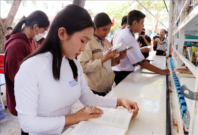 Học sinh Trường THPT Chu Văn An (thành phố Phan Rang-Tháp Chàm) được tiếp cận, đọc sách do Thư viện Khoa học Tổng hợp Thành phố Hồ Chí minh mang đến. Ảnh: Công Thử - TTXVN