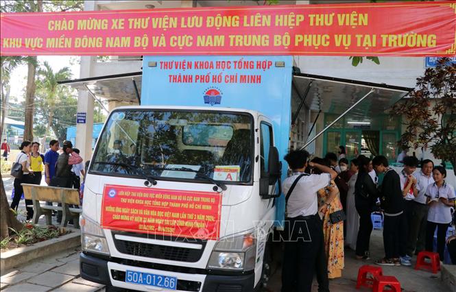 Học sinh Trường THPT Chu Văn An (thành phố Phan Rang-Tháp Chàm) được tiếp cận, đọc sách do Thư viện Khoa học Tổng hợp Thành phố Hồ Chí minh mang đến. Ảnh: Công Thử - TTXVN