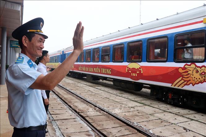 Heritage train route launched to connect Hue, Da Nang - VNA Photos ...