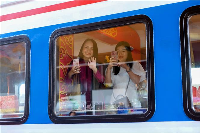 Heritage train route launched to connect Hue, Da Nang - VNA Photos ...