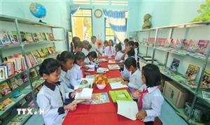 TTXVN trao tặng Tủ sách Đinh Hữu Dư và học bổng cho học sinh Tuyên Quang