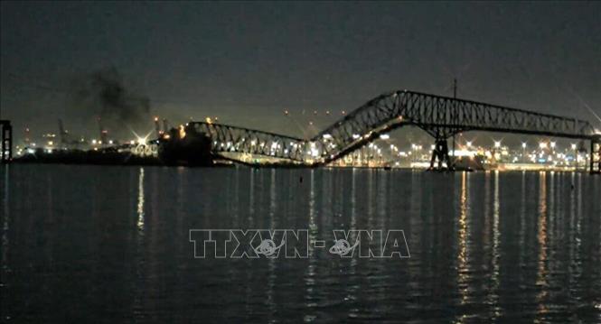 Hiện trường vụ sập cầu Francis Scott Key ở thành phố Baltimore, bang Maryland (Mỹ),  sau khi bị tàu chở hàng đâm trúng, ngày 26/3/2024. Ảnh: YouTube/TTXVN