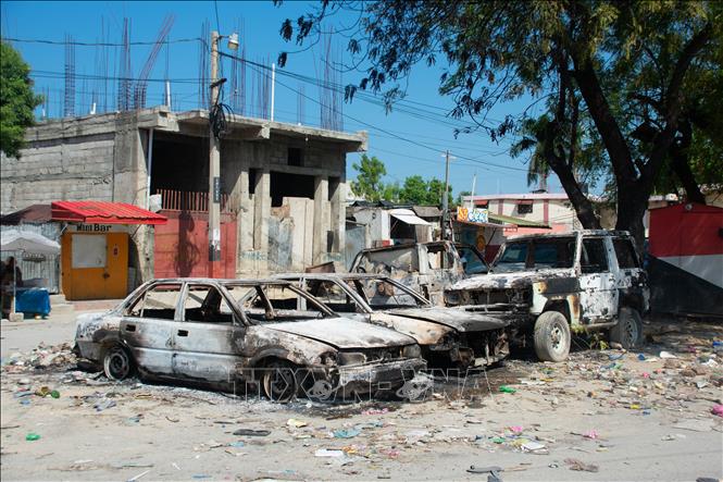 Các phương tiện bị đốt cháy trong bạo lực băng nhóm bùng phát ở thủ đô Port-au-Prince, Haiti, ngày 9/3/2024. Ảnh: AFP/TTXVN