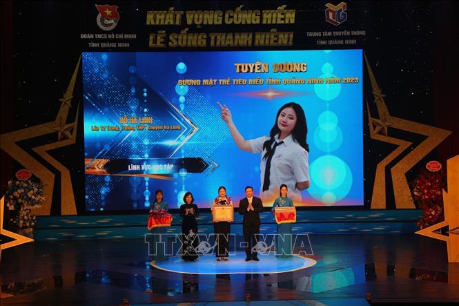 Em Đỗ Hà Linh, học sinh lớp 12 chuyên Trung, Trường THPT chuyên Hạ Long là 1 trong 9 gương mặt trẻ tiêu biểu năm 2023 được tuyên dương. Ảnh: Thanh Vân-TTXVN 