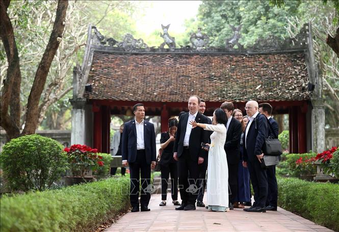Speaker of the Parliament of Finland Jussi Halla-aho visits the Temple of Literature. VNA Photo: An Đăng