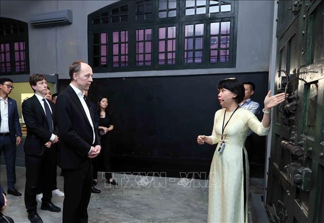 Speaker of the Parliament of Finland Jussi Halla-aho visits Hoa Lo prison relic in Hanoi. VNA Photo: An Đăng