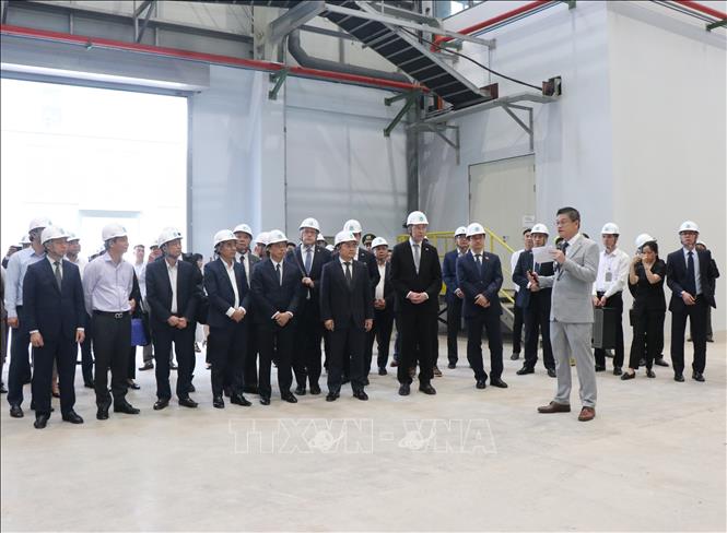 Speaker of the Parliament of Finland Jussi Halla-aho and delegates tour the waste-to-energy facility and learn about its operations and waste treatment process which uses Finnish technology. VNA Photo: Thanh Thương