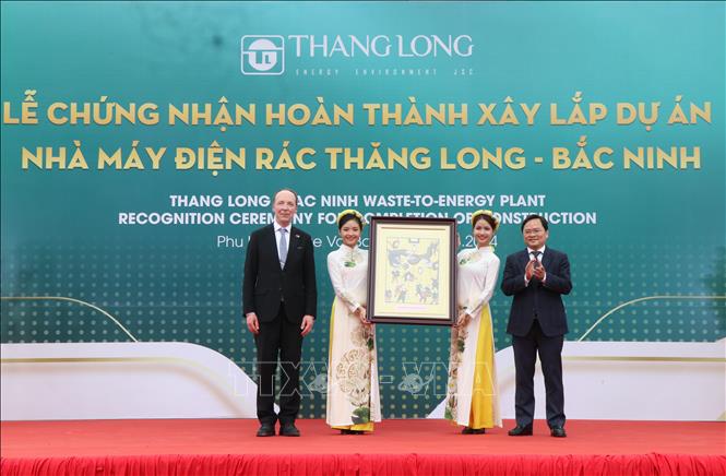 Secretary of the Bac Ninh Provincial Party Committee Nguyen Anh Tuan presents Dong Ho traditional painting to speaker of the Parliament of Finland Jussi Halla-aho. VNA Photo: Thanh Thương