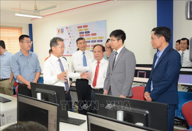Da Nang city's officials visit the facility used for the training course on semiconductor IC. VNA Photo: Văn Dũng
