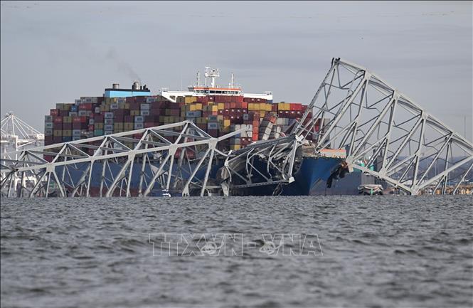 Hiện trường vụ sập cầu Francis Scott Key ở thành phố Baltimore, bang Maryland (Mỹ), sau khi bị tàu chở hàng đâm trúng, ngày 26/3/2024. Ảnh: AFP/TTXVN