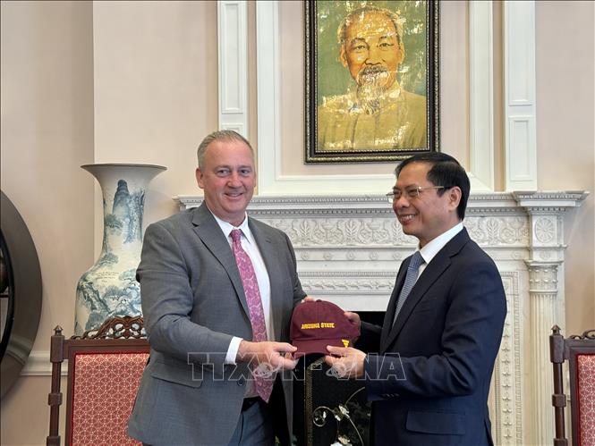  Phó Hiệu trưởng Đại học bang Arizona Jeffrey Goss tặng quà lưu niệm cho Bộ trưởng Bùi Thanh Sơn. Ảnh: Kiều Trang, PV TTXVN tại Washington D.C., Mỹ
