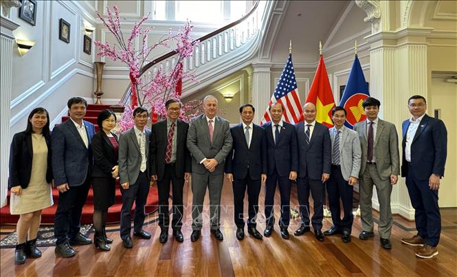 Bộ trưởng Bùi Thanh Sơn chụp ảnh lưu niệm cùng Phó Hiệu trưởng Đại học ArizonaJeffrey Goss và các thành viên trong đoàn công tác Ngày 26/3/2024, tại Washington D.C. Ảnh: Kiều Trang, PV TTXVN tại Washington D.C., Mỹ