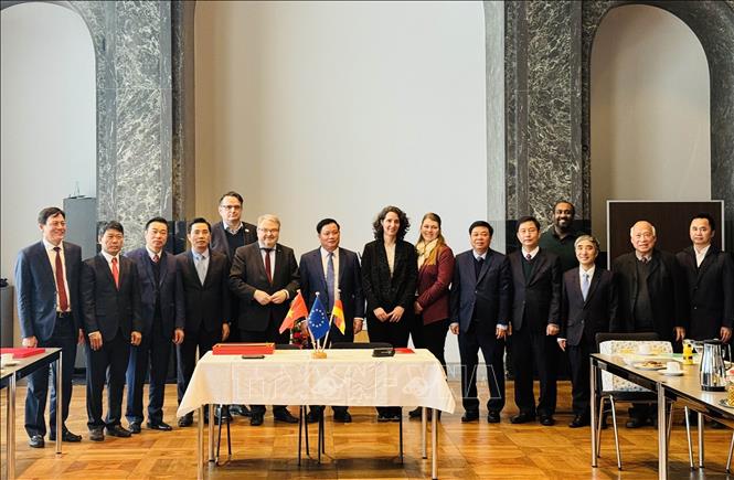 The signing of a memorandum of understanding on cooperation between the Thai Binh Department of Planning and Investment and Hannoverimpuls GmbH – the economic development agency of the city and Hanover region. VNA Photo: Tâm Hằng