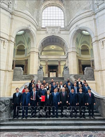 Mayor of Hanover Thomas Hermann welcomes Deputy Secretary of the Thai Binh Party Committee Nguyen Khac Than and the provincial delegation. VNA Photo: Tâm Hằng