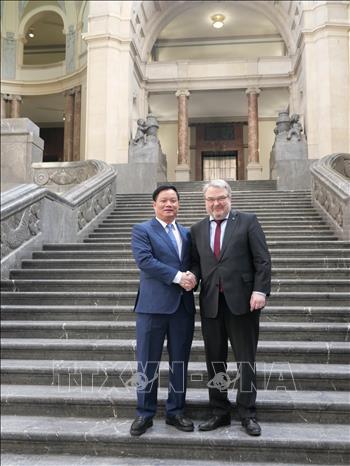 Mayor of Hanover Thomas Hermann welcomes Deputy Secretary of the Thai Binh Party Committee Nguyen Khac Than and the provincial delegation. VNA Photo: Tâm Hằng