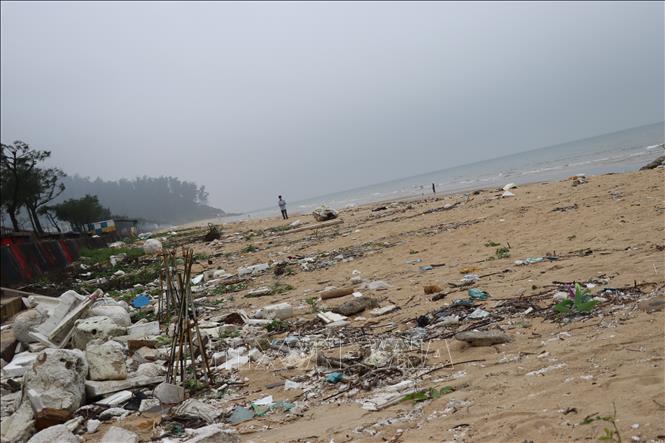 Bãi biển Thiên Cầm dài hơn 3km nhếch nhác trước mùa du lịch biển. Ảnh: Hoàng Ngà - TTXVN