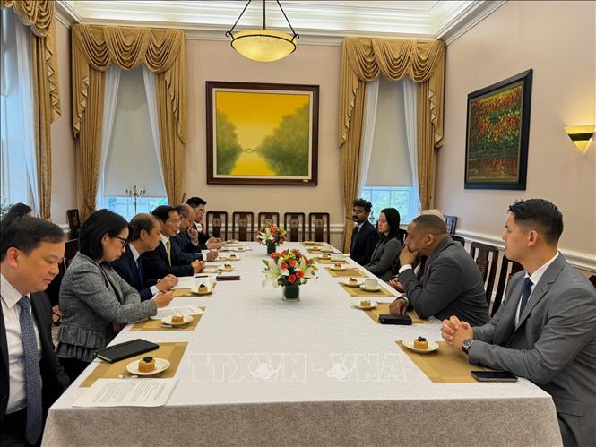 Bộ trưởng Ngoại giao Bùi Thanh Sơn gặp cố vấn và trợ lý của một số ủy ban chủ chốt của Quốc hội Hoa Kỳ. Ảnh: Đoàn Hùng - P/v TTXVN tại Mỹ
