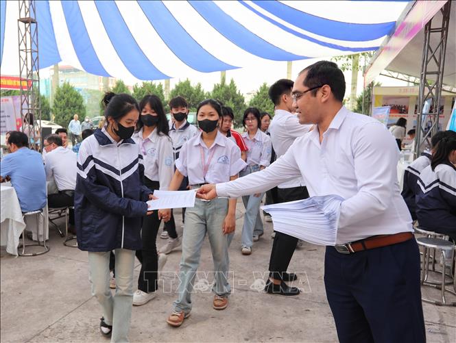 Doanh nghiệp phát tờ rơi giới thiệu tuyển lao động. Ảnh: Danh Lam-TTXVN