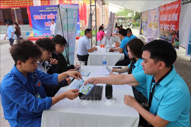 Tư vấn, tuyển sinh học nghề và giới thiệu việc làm. Ảnh: Danh Lam-TTXVN