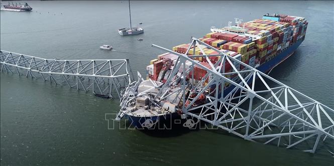 Tàu container Dali treo cờ Singapore đâm sập cầu Francis Scott Key ở thành phố Baltimore, bang Maryland (Mỹ), ngày 26/3/2024. Ảnh: AFP/TTXVN