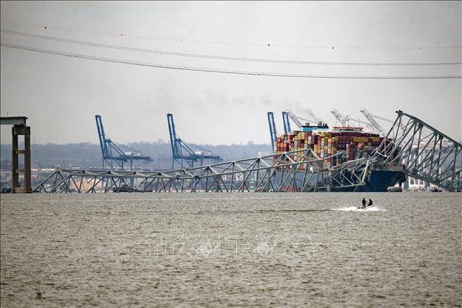Hiện trường vụ sập cầu Francis Scott Key ở thành phố Baltimore, bang Maryland (Mỹ), sau khi bị tàu chở hàng đâm trúng, ngày 26/3/2024. Ảnh: AFP/TTXVN