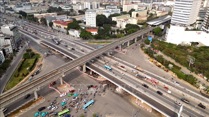 Cầu đô thị được xây dựng là cầu vĩnh cửu, kết cấu dầm thép, bản mặt bê tông cốt thép liên hợp tĩnh không đường dưới cầu 4,75m, tĩnh không trên cầu 4,75m. Ảnh: Tuấn Anh - TTXVN