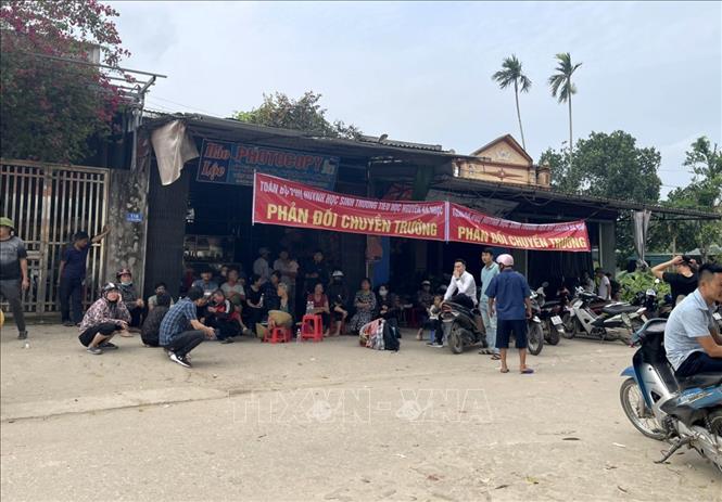 Người dân có nguyện vọng giữ lại trường Tiểu học Nguyễn Bá Ngọc để thuận lợi cho việc đi lại của con em tới trường. Ảnh: Việt Hoàng - TTXVN
