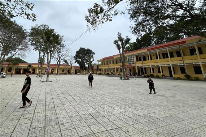 Phụ huynh không cho con đi học, một số học sinh chỉ biết vui chơi ở sân trường trường Tiểu học Nguyễn Bá Ngọc. Ảnh: Việt Hoàng - TTXVN