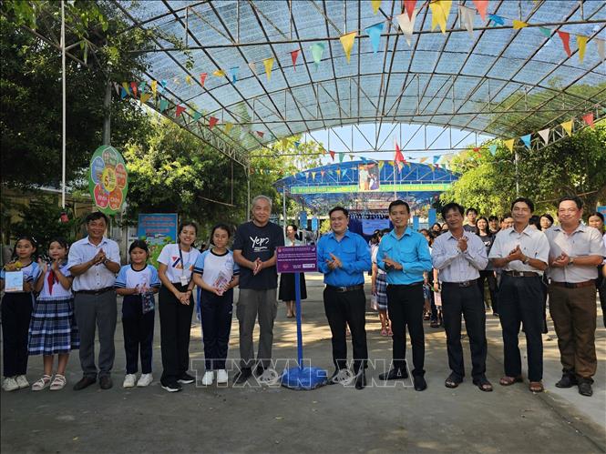 Thực hiện nghi thức khánh thành công trình 